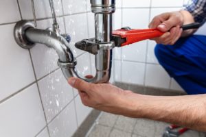 שרברב ומנעולן מומחה נותני שירותי התיקון מאבחנים בעיות לפני תחילת עבודת השרברבות עם יכולת טכנית גבוהה באינסטלציה שיודעים לאתר בעיות ניאגרה בביוב תוך כדי שיפור הניקוז של המרזב