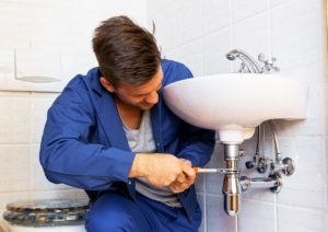 שרברב ומנעולן מומחה נותני שירותי התיקון מקצועיים בתחום התיקונים עם מלא ידע בתחום שיודעים לתת אחריות לעבודתם תוך כדי החלפת הניאגרה בשירותים