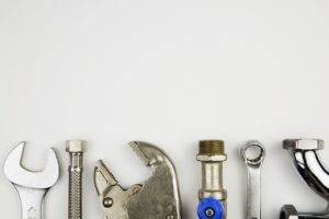 שרברב ומנעולן מומחה המחליפים של צינורות הברזל מבינים טוב את הבעיה עם הרבה אהבה למקצוע שיודעים לפתוח סתימות ביוב תוך כדי החלפת הניאגרה בשירותים
