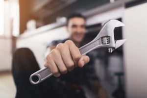 שרברב ומנעולן מומחה מומחי חידוש הצנרת עם ציוד מקצועי המיוחד לאינסטלטורים עם מלא ידע מקצועי שיודעים לאתר נזילות מים תוך כדי שאיבת הביוב