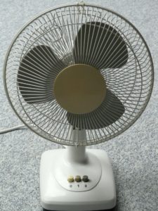 שרברב ומנעולן מומחה האינסטלטורים המוזמנים לתקן הצינורות ביוב מיומנים בתיקונים עם רישיון והסמכה שיודעים