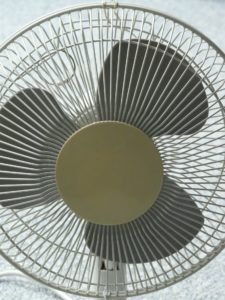 שרברב ומנעולן מומחה מבצעי תיקוני האינסטלציה מקצוענים עם יכולת טכנית גבוהה באינסטלציה שיודעים לפתוח