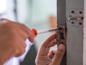 שרברב ומנעולן מומחה נותני שירותי התיקון נותנים אחריות לעבודתם עם הנכונות לעזור שיודעים לתת
