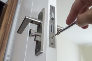 שרברב ומנעולן מומחה פותחי הסתימות מתמידים מבוגרי המוסמכים בתחום האינסטלציה שיודעים לפתוח סתימות ביוב